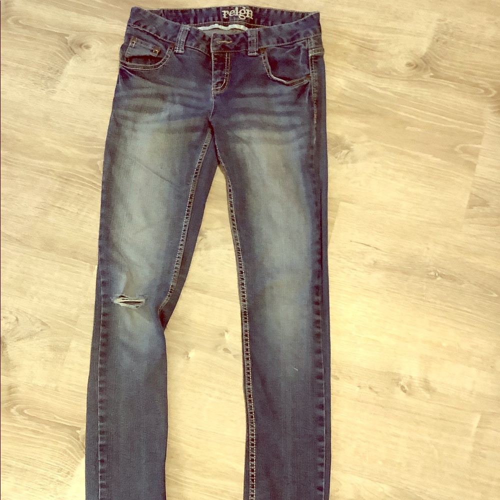 Slightly destructed skinny jeans